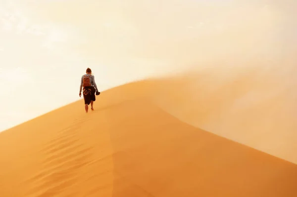 Meisje wandelen in zandduinen bij zonsondergang in de Sahara woestijn — Stockfoto