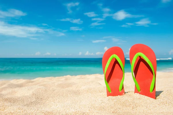 Pozadí svátků. Plážové sandály na písčitém pobřeží, Thajsko — Stock fotografie