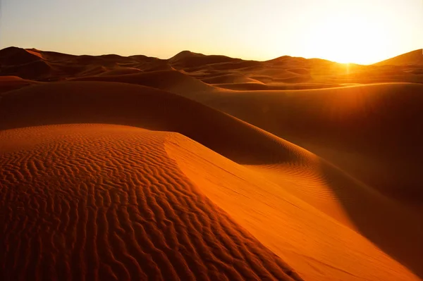 Zandduinen bij zonsondergang in de Sahara woestijn — Stockfoto