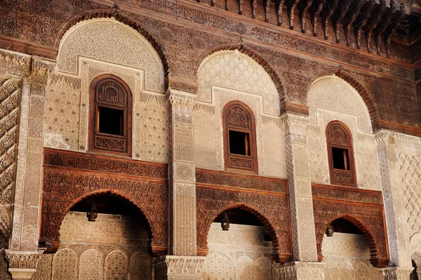 Hermosa madrasa marroquí. Arquitectura marroquí diseño tradicional —  Fotos de Stock
