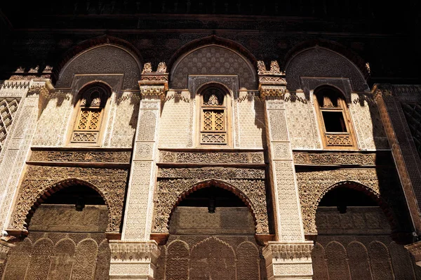 Bella madrasa marocchina. Architettura marocchina design tradizionale — Foto Stock