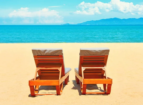 Sedie sulla spiaggia vicino al mare. Vacanze sfondo . — Foto Stock