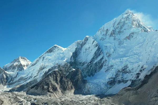 Pico de montaña en Nepal. Región de las montañas más altas del mundo —  Fotos de Stock