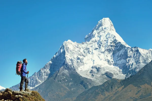 背着背包的徒步旅行者到达山顶.成功，自由，幸福，在山上的成就。积极运动的概念. — 图库照片