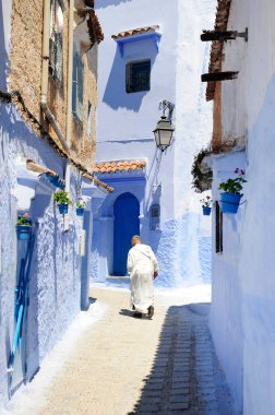 Mavi duvarlar, ayrıntılar, renkli saksılar ve ev eşyaları ile Fas Chefchaouen mavi şehir medine Tipik güzel Fas mimarisi