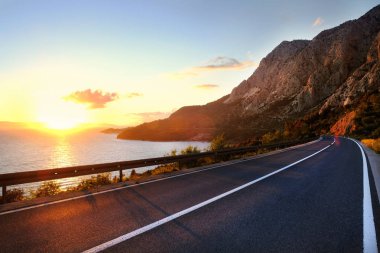 Boş yol ve gökyüzü doğa manzara. Pitoresk sahne ve yol üzerinde gündoğumu