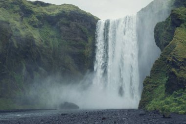 Görkemli Skogafoss şelalesi güzel manzara, İzlanda