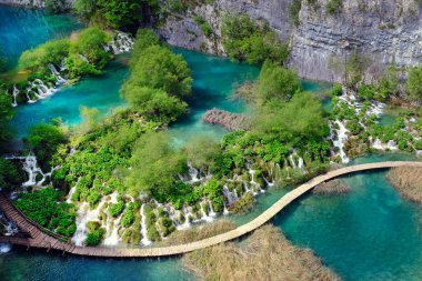 Plitvice Lakes National Park, Hırvatistan. Plitvice Gölleri 'nde güzel şelalelerin yaz manzarası