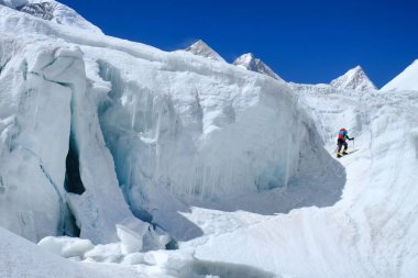 Everest üzerinde tırmanış sırasında Khumbu buzul delik geçiş sırt çantası ile dağcı