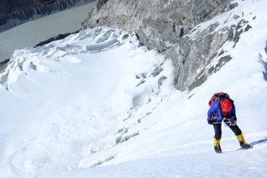 Climber dağ zirvesine ulaşır Everest, Nepal.