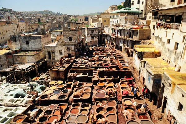 Leather dying in a traditional tannery in the city Fez, Morocco — Stock Photo, Image