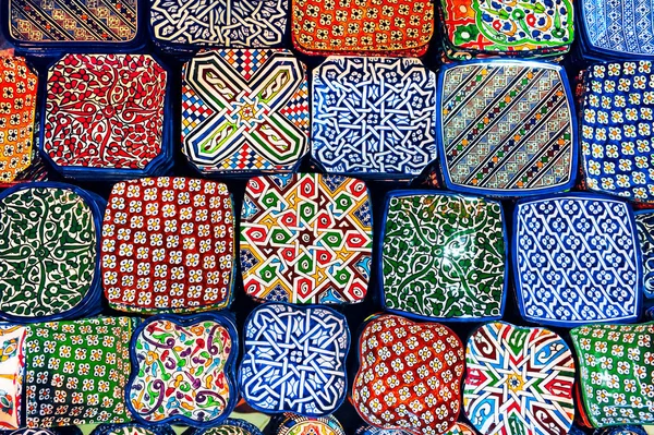 摩洛哥一家商店出售色彩艳丽的菜肴纪念品 — 图库照片