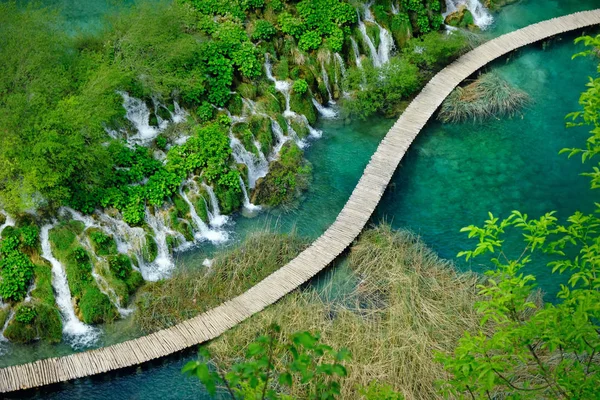 Wooden bridge near the waterfalls in plitvice Lakes National Park in Croatia — Stock Photo, Image