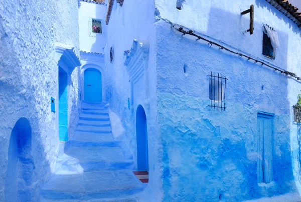 Casa con paredes azules en Chefchaouen en Marruecos — Foto de Stock