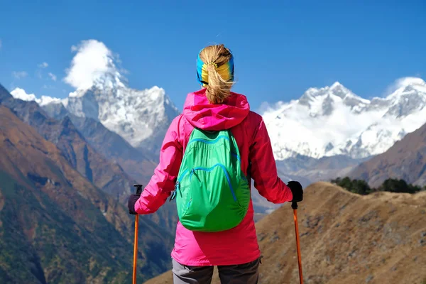 Vandra i Himalaya-bergen. Kvinna resenär med ryggsäck vandring i Nepal — Stockfoto