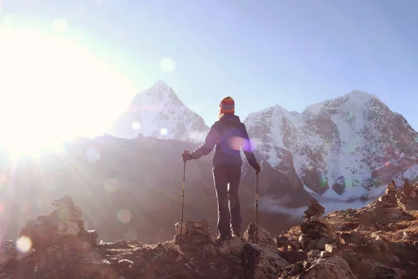 Wanderer mit Rucksack erreicht den Gipfel des Berges. Erfolg Freiheit und Glück Erfolg in den Bergen. — Stockfoto