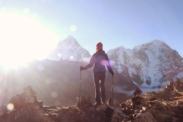 Sırt çantaları ile Hiker Dağ Zirvesi zirvesine ulaşır. Dağlarda başarı özgürlüğü ve mutluluk başarısı. — Stok fotoğraf