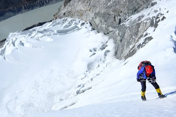 Alpinista atinge o cume do pico da montanha Everest, Nepal . — Fotografia de Stock