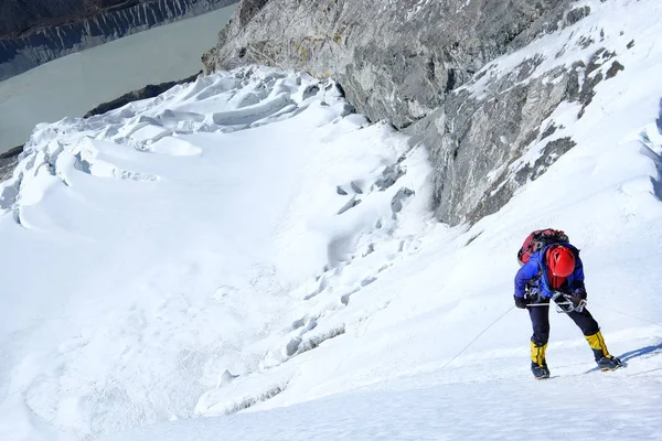 El escalador alcanza la cima del Everest, Nepal . — Foto de Stock