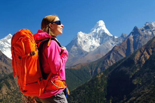 Wandelen in de Himalaya bergen. Vrouw Reiziger met rugzak wandelen in de bergen. bergsport lifestyle concept — Stockfoto