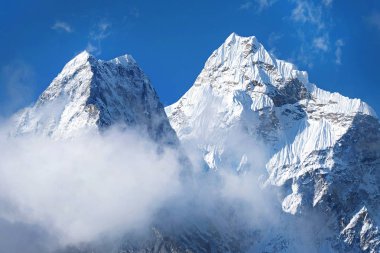 Ama Dablam görünümü güzel bulutlu gökyüzü, Sagarmatha Milli Parkı, Khumbu Vadisi, Nepal Everest saha kampı giderken