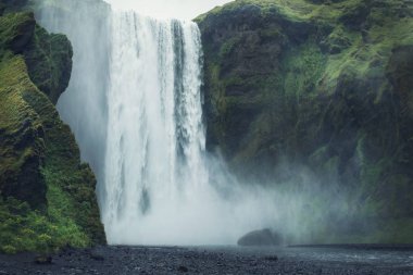 Görkemli Skogafoss şelalesi güzel manzara, İzlanda