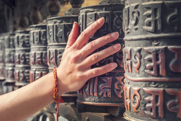 Spinnen buddhistischer Gebetstrommeln oder Gebetsmühlen in einem Kloster — Stockfoto