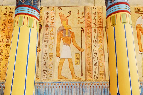 Et gammelt egyptisk sted. Hieroglyffer udskæringer på ydervæggene i et gammelt egyptisk tempel . - Stock-foto