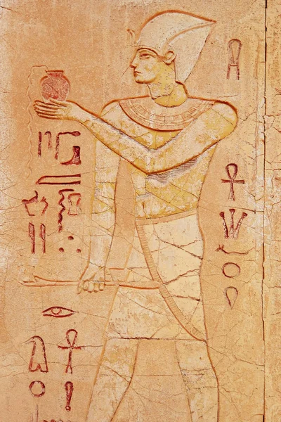 Hieroglyphen aus dem alten Ägypten in den Stein gehauen — Stockfoto