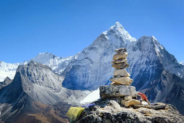 Vista de Ama Dablam en el camino al campamento base del Everest. Valle de Khumbu — Foto de Stock