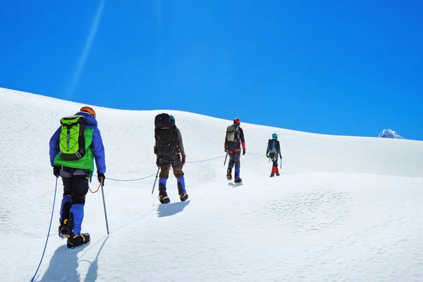 Caminhantes com mochilas chegam ao cume do pico da montanha, no Nepal — Fotografia de Stock