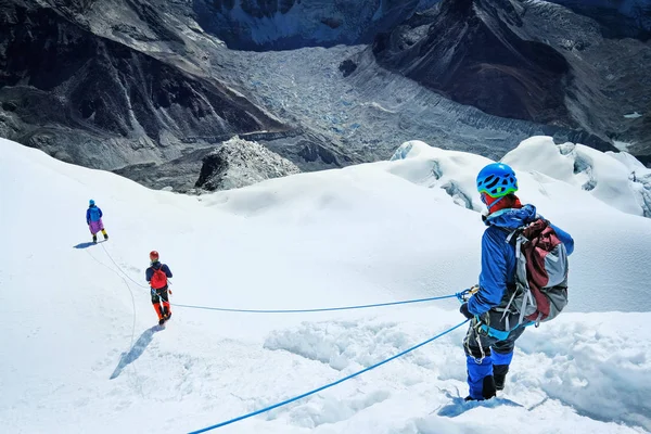 Ορειβάτης φτάνει στη κορυφή της ορεινής ακμής απολαμβάνοντας την θέα στο τοπίο. — Φωτογραφία Αρχείου