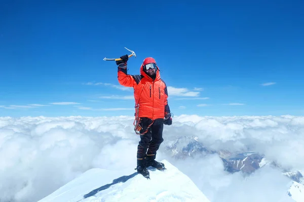 Klimmer bereikt de top van de Mount Everest, Nepal. — Stockfoto