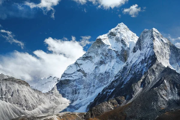 Vista de Ama Dablam en el camino al campamento base del Everest, Nepal — Foto de Stock