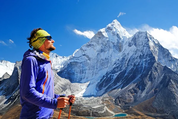 Wanderer mit Rucksack erreicht Gipfel des Berges — Stockfoto