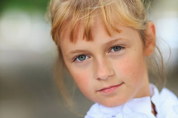 Lilla flickans ansikte närbild, tankeväckande eller fundersam barn — Stockfoto