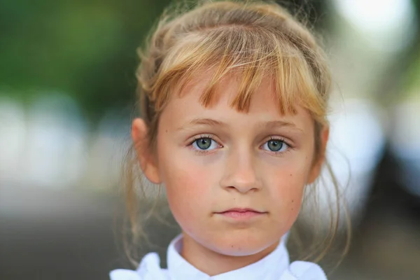 Lilla Flickans Ansikte Närbild Barns Porträtt Tankeväckande Eller Ledsna Barn — Stockfoto