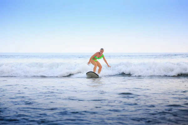 Mädchen surft im Ozean — Stockfoto