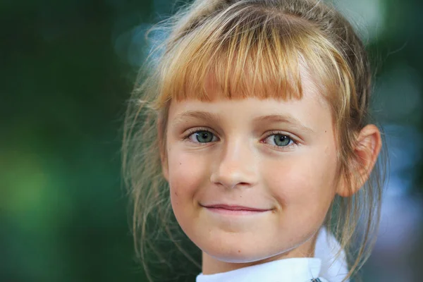 Viso della bambina primo piano, bambino sorridente — Foto Stock