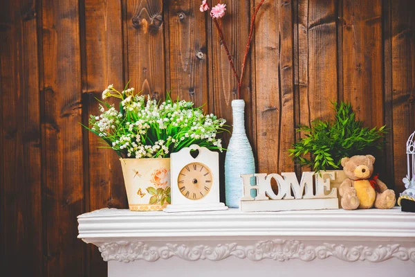 Acogedor interior de la casa, reloj, florero con flores, oso de juguete — Foto de Stock