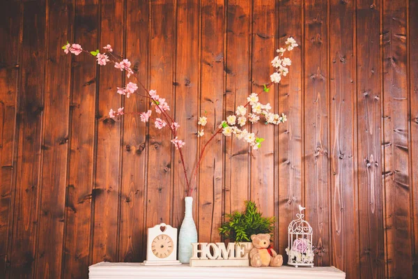 Acogedor interior de la casa, reloj, florero con flores, oso de juguete — Foto de Stock