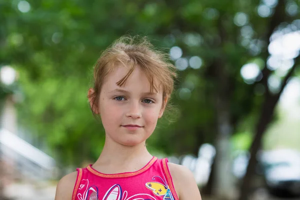 Portret van gelukkig kalm kind meisje — Stockfoto