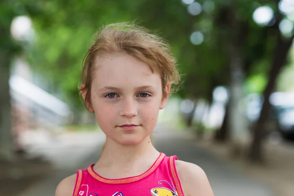 Porträtt av barn flicka med en sly titta — Stockfoto