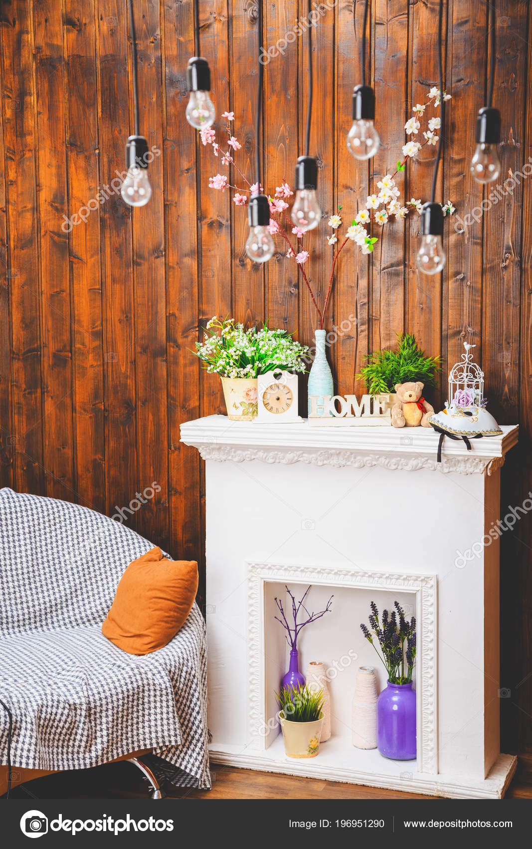 gezellig huis interieur, klok, vaas met bloemen, toy bear, sofa ... gezellig huis interieur, klok, vaas met bloemen, toy bear, sofa ...
