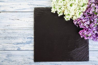 Mor ve beyaz leylak çiçek kayrak bir tahta arka planı