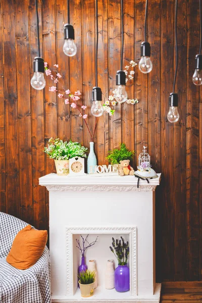 Acogedor interior de la casa, reloj, florero con flores, oso de juguete, sofá —  Fotos de Stock