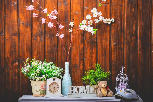 Acogedor interior de la casa, reloj, florero con flores, oso de juguete — Foto de Stock