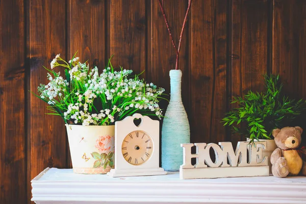 Acogedor interior de la casa, reloj, florero con flores, oso de juguete — Foto de Stock