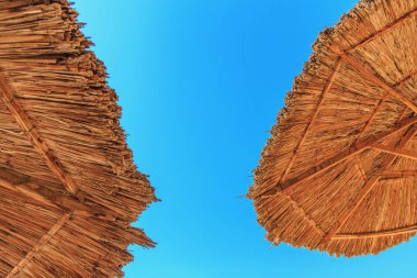 gökyüzü arka plan üzerinde saman şemsiye