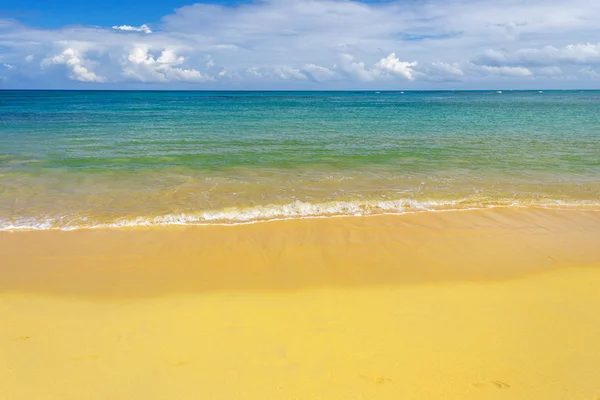 海滩上的海上冲浪 — 图库照片